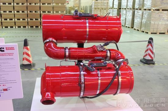 活動現(xiàn)場展出DPF+SCR集成系統(tǒng).jpg