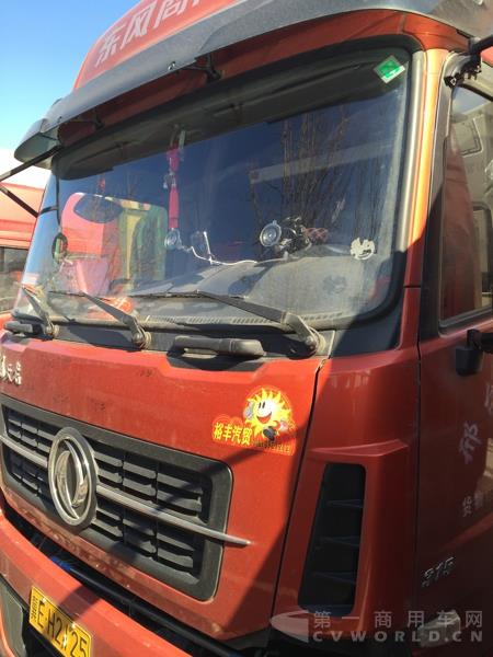 馮師傅駕駛的東風(fēng)天龍315馬力8×4倉柵式運輸車 (2).jpg