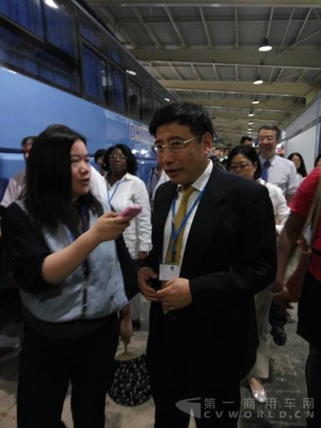 苗圩出席古巴工業(yè)展覽會(huì)并在宇通展臺(tái)接受記者采訪.jpg 苗圩出席古巴工業(yè)展覽會(huì)并在宇通展臺(tái)接受記者采訪.jpg