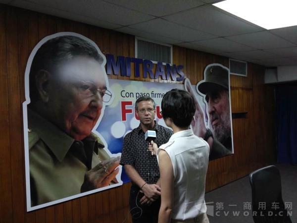 古巴交通部汽車(chē)司司長(zhǎng)哈維爾接受記者采訪.jpg 古巴交通部汽車(chē)司司長(zhǎng)哈維爾接受記者采訪.jpg