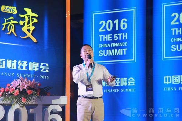 海格客車品牌管理部部長吳忠勤為全場嘉賓講“羅卡”.jpg 海格客車品牌管理部部長吳忠勤為全場嘉賓講“羅卡”.jpg