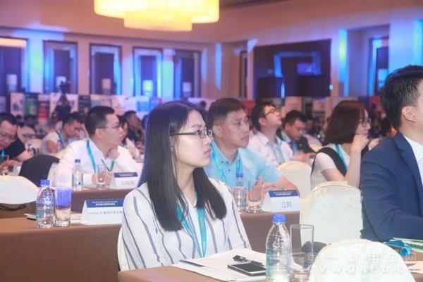 峰會現(xiàn)場嘉賓對“羅卡”興趣濃厚.jpg 峰會現(xiàn)場嘉賓對“羅卡”興趣濃厚.jpg