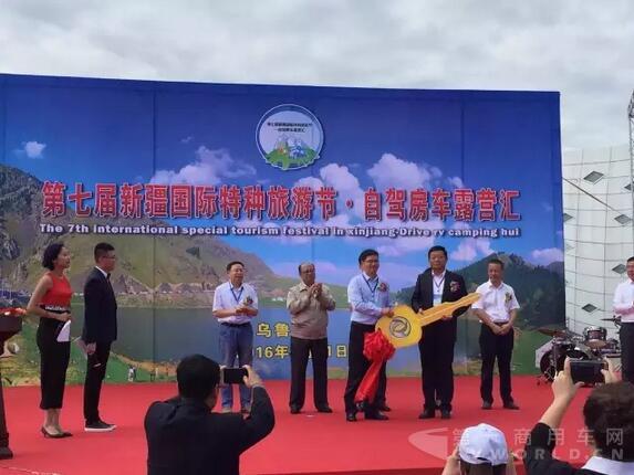 近百輛東風御風在新疆交車.jpg 近百輛東風御風在新疆交車.jpg