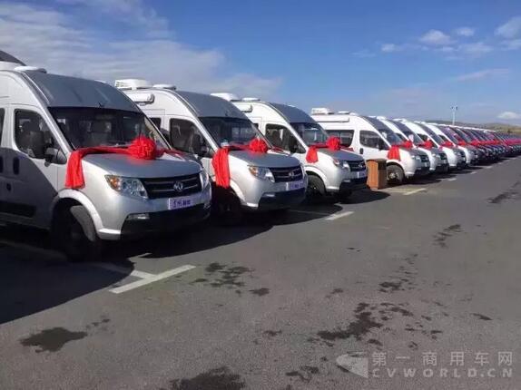 近百輛東風御風在新疆交車4.jpg 近百輛東風御風在新疆交車4.jpg