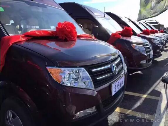 近百輛東風御風在新疆交車5.jpg 近百輛東風御風在新疆交車5.jpg