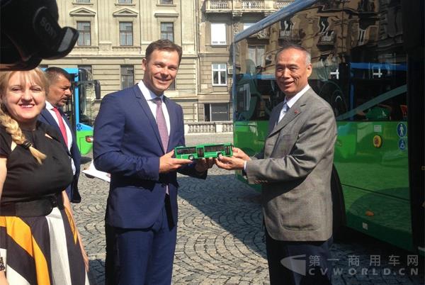 李滿長(zhǎng)向辛尼薩贈(zèng)送蘇州金龍車模.jpg 李滿長(zhǎng)向辛尼薩贈(zèng)送蘇州金龍車模.jpg