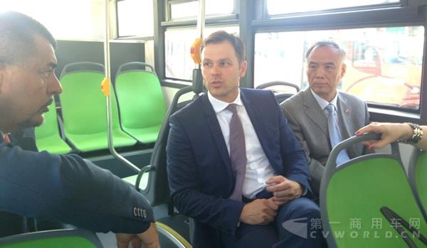 辛尼薩與李滿長(zhǎng)試乘蘇州金龍超級(jí)電容車.jpg 辛尼薩與李滿長(zhǎng)試乘蘇州金龍超級(jí)電容車.jpg