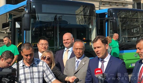 辛尼薩在蘇州金龍超級(jí)電容車前接受媒體采訪.jpg 辛尼薩在蘇州金龍超級(jí)電容車前接受媒體采訪.jpg