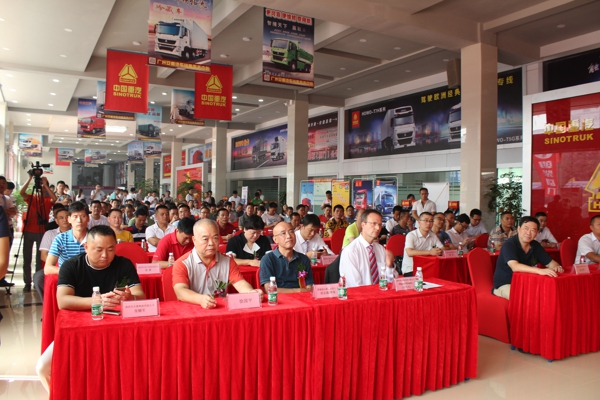 現(xiàn)場與會嘉賓.jpg 現(xiàn)場與會嘉賓.jpg