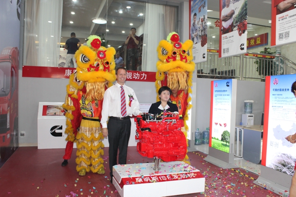 康明斯(中國)投資有限公司高層為現(xiàn)場展示的康明斯動力揭幕.jpg 康明斯(中國)投資有限公司高層為現(xiàn)場展示的康明斯動力揭幕.jpg