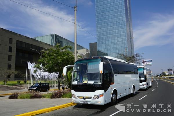 穿行在會(huì)場(chǎng)的宇通客車1.jpg 穿行在會(huì)場(chǎng)的宇通客車1.jpg