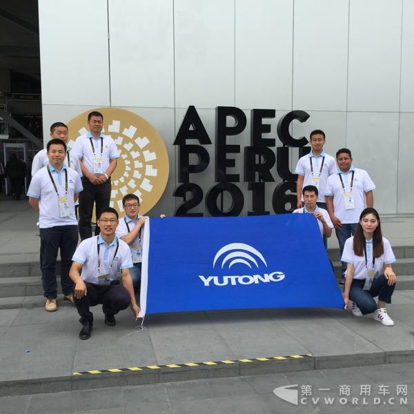 宇通工作人員在APEC會場保障用車工作.jpg 宇通工作人員在APEC會場保障用車工作.jpg