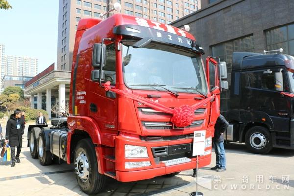 現(xiàn)場(chǎng)展車(chē) (2).jpg 現(xiàn)場(chǎng)展車(chē) (2).jpg