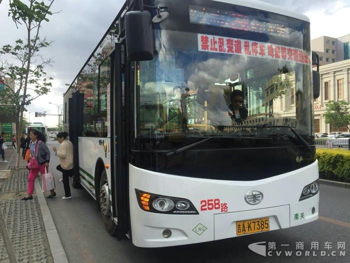 搭載康明斯B6.7G天然氣發(fā)動(dòng)機(jī)的新品客車在線路上運(yùn)行 (2).jpg