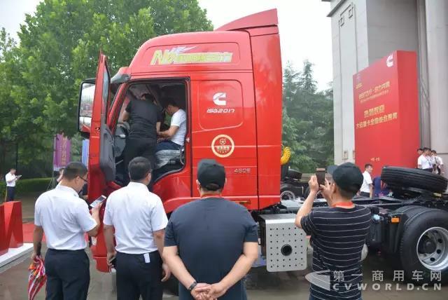 大運(yùn)重卡2017康明斯動(dòng)力新品發(fā)布會(huì)隆重召開9.jpg