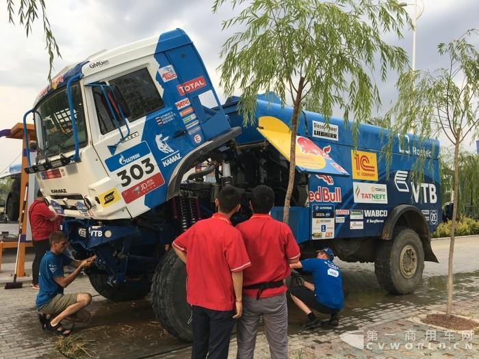 東風(fēng)康明斯研發(fā)中心人員認真了解賽車內(nèi)部構(gòu)造 (1).jpg