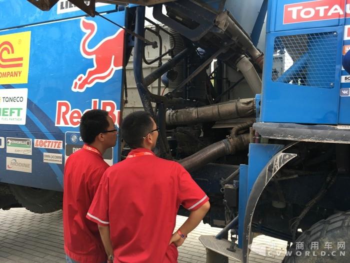 東風(fēng)康明斯研發(fā)中心人員認真了解賽車內(nèi)部構(gòu)造 (2).jpg