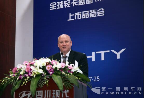 康明斯全球輕型發(fā)動機業(yè)務總經理Terrence Taylor發(fā)表講話.jpg