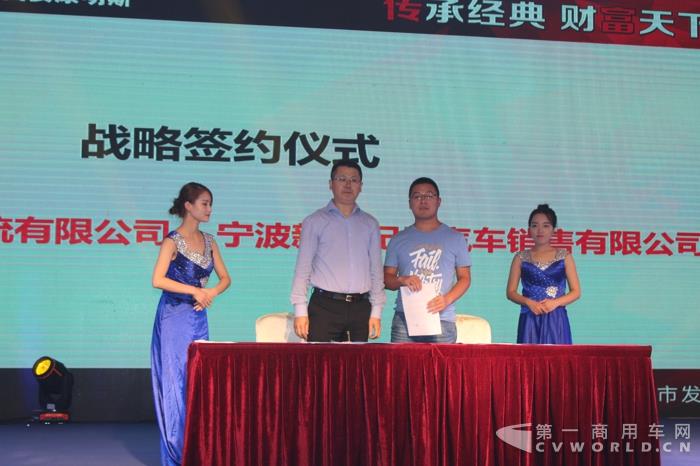 陜汽與經銷商現(xiàn)場簽約.jpg