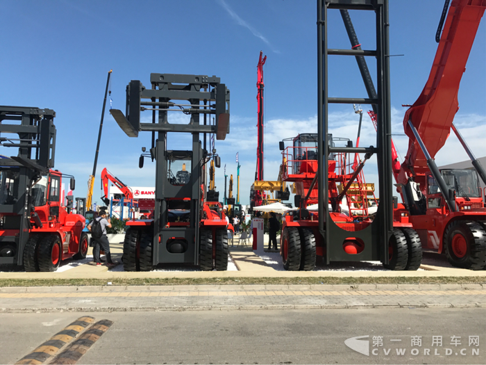東風、重汽底盤受歡迎 康明斯動力當首選 工程機械展誰在領(lǐng)風騷.png