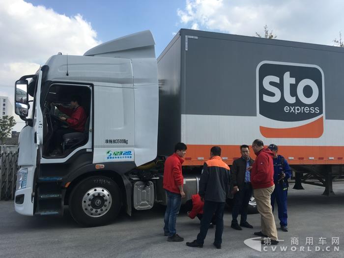 東風(fēng)康明斯服務(wù)保障團隊對車輛進行檢修 (1).jpg