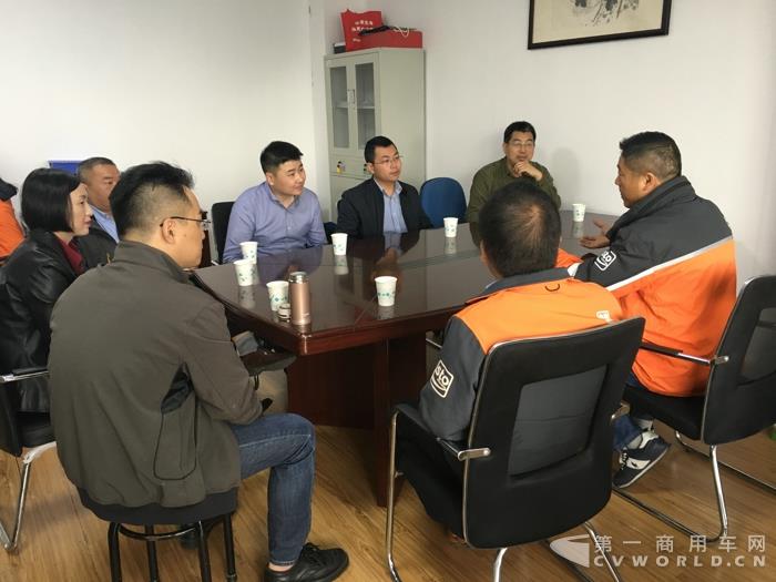 東風(fēng)康明斯負責(zé)人與申通申瑞車隊常務(wù)副總余建平溝通交流 (1).jpg