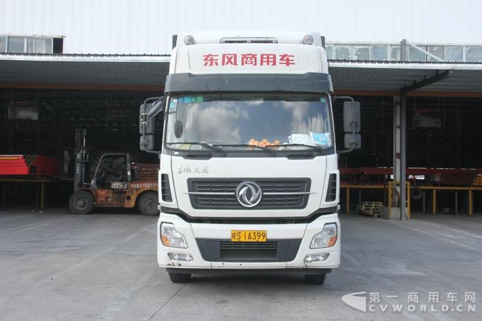 申通上海轉(zhuǎn)運中心內(nèi)等待裝車的東風(fēng)天龍 (10).jpg