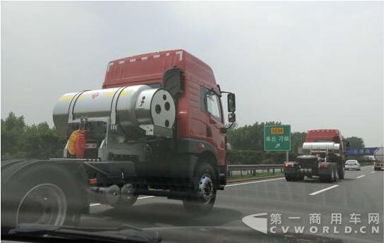 潤滑油這樣選 LNG重卡發(fā)動機壽命延長10年！2.jpg