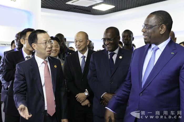 海格客車總經(jīng)理黃書平與塞內(nèi)加爾總統(tǒng)薩勒親切交流.jpg 海格客車總經(jīng)理黃書平與塞內(nèi)加爾總統(tǒng)薩勒親切交流.jpg