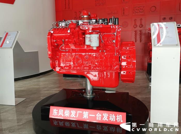 東風(fēng)柴發(fā)廠第一臺發(fā)動機(jī)2.jpg