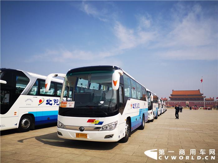 5月21日—22日，全國兩會(huì)在北京開幕。常態(tài)化疫情防控背景下，作為承載代表委員出行的交通工具，兩會(huì)服務(wù)用車也成為會(huì)議焦點(diǎn)之一。其中，作為中國自主品牌代表，宇通客車今年連續(xù)第16年服務(wù)全國兩會(huì)，238輛宇通客車在客車整體服務(wù)用車中占比達(dá)66.7%，再度彰顯領(lǐng)先實(shí)力。