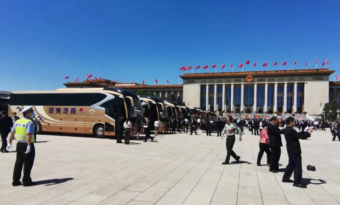 2021年全國兩會如期而至。作為向全國兩會通勤用車提供動力支持的客車動力第一品牌，玉柴第18次拿到服務全國兩會“通行證”，如約而來，而且服務兩會的發(fā)動機數(shù)量再創(chuàng)新高！

