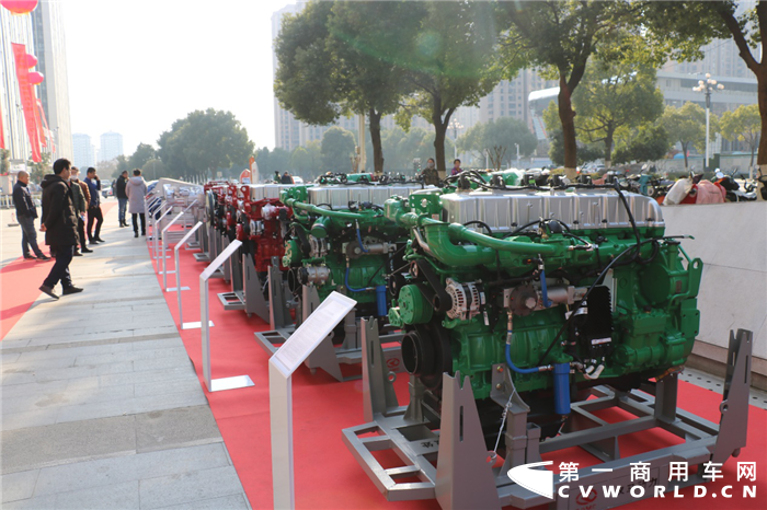 【第一商用車網(wǎng) 原創(chuàng)】“得發(fā)動(dòng)機(jī)者得天下?！边@句話在業(yè)內(nèi)由來已久，且已經(jīng)成為國(guó)內(nèi)重卡企業(yè)的共識(shí)。尤其在國(guó)六標(biāo)準(zhǔn)實(shí)施時(shí)間不斷迫近的當(dāng)下，掌握國(guó)六發(fā)動(dòng)機(jī)技術(shù)顯得尤為重要。在未來的市場(chǎng)推廣中，只有掌握發(fā)動(dòng)機(jī)這個(gè)核心競(jìng)爭(zhēng)力，整車廠才能夠不受制于人。