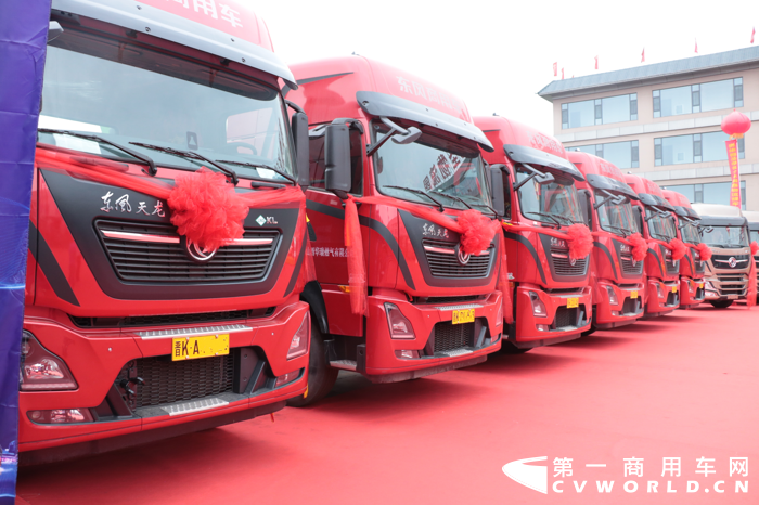【第一商用車網(wǎng) 原創(chuàng)】燃氣車市場近日連爆大單，東風康明斯無疑是主力軍之一。5月15日，山西恒圣東風本部商用車全品系推介會，在山西省介休市舉行。與此同時，東風康明斯也迎來山西介休一筆大單，為今年的銷售業(yè)績再添濃重一筆。在這批訂單中，208輛東風天龍牽引車搭載的均是東風康明斯Z15N大馬力天然氣發(fā)動機。
