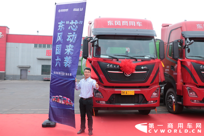 【第一商用車網(wǎng) 原創(chuàng)】燃氣車市場近日連爆大單，東風康明斯無疑是主力軍之一。5月15日，山西恒圣東風本部商用車全品系推介會，在山西省介休市舉行。與此同時，東風康明斯也迎來山西介休一筆大單，為今年的銷售業(yè)績再添濃重一筆。在這批訂單中，208輛東風天龍牽引車搭載的均是東風康明斯Z15N大馬力天然氣發(fā)動機。