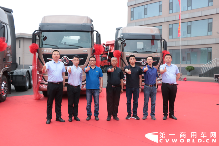 【第一商用車網(wǎng) 原創(chuàng)】燃氣車市場近日連爆大單，東風康明斯無疑是主力軍之一。5月15日，山西恒圣東風本部商用車全品系推介會，在山西省介休市舉行。與此同時，東風康明斯也迎來山西介休一筆大單，為今年的銷售業(yè)績再添濃重一筆。在這批訂單中，208輛東風天龍牽引車搭載的均是東風康明斯Z15N大馬力天然氣發(fā)動機。