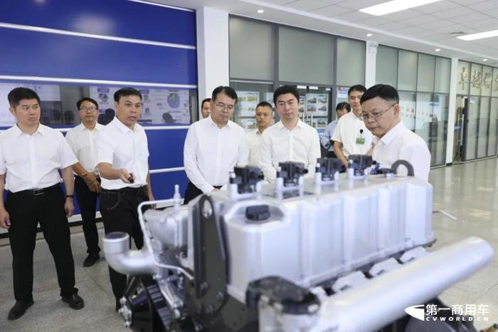 自治區(qū)科技廳廳長李國忠到玉柴調(diào)研 為廣西內(nèi)燃機中試成果轉(zhuǎn)化研究基地揭牌2.jpg