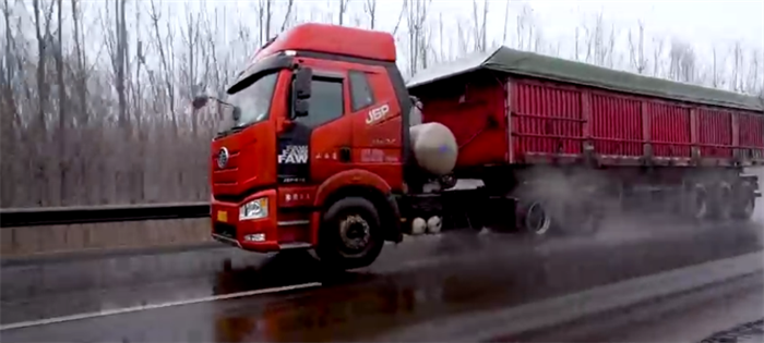 此次活動中，解放動力的510馬力CA6SM4天然氣發(fā)動機以大馬力、安全可靠、經(jīng)濟實用等出色表現(xiàn)贏得測評司機及廣大網(wǎng)友的高度認可，彰顯出解放動力在天然氣動力領(lǐng)域的先進技術(shù)水準，在響應(yīng)國家政策、踐行環(huán)保理念的同時，也為運輸人創(chuàng)造更大的收益和價值。