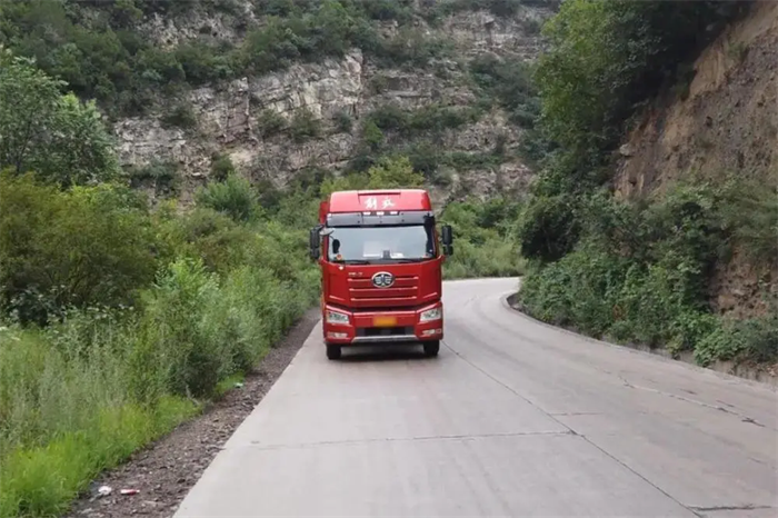 此次活動中，解放動力的510馬力CA6SM4天然氣發(fā)動機以大馬力、安全可靠、經(jīng)濟實用等出色表現(xiàn)贏得測評司機及廣大網(wǎng)友的高度認可，彰顯出解放動力在天然氣動力領(lǐng)域的先進技術(shù)水準，在響應(yīng)國家政策、踐行環(huán)保理念的同時，也為運輸人創(chuàng)造更大的收益和價值。