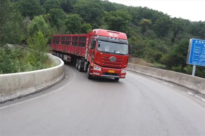 卡友們應(yīng)該發(fā)現(xiàn)了，近兩年由于國家環(huán)保政策的推行，尤其今年國六B標(biāo)準(zhǔn)的正式實(shí)施，以及油價(jià)上漲、運(yùn)營成本升高等因素影響，天然氣動(dòng)力卡車越來越受到重視，不少卡友已經(jīng)逐步替換了LNG重卡。然而，還有很多卡友對(duì)LNG重卡的選擇感到困惑。今天就結(jié)合人氣較高的解放動(dòng)力天然氣發(fā)動(dòng)機(jī)，分享一些LNG重卡的挑選建議！