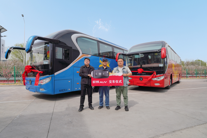 4月8日，福田歐輝&北京龍水鳳港交車儀式在北京市隆重舉行。福田歐輝向北京龍水鳳港生態(tài)農(nóng)場交付“陸地頭等艙”BJ6122城間客車，用于企業(yè)環(huán)游中國旅居服務(wù)，形成“移動的旅居康養(yǎng)中心”，滿足中老年人都有自駕環(huán)游中國的夢想。此次合作不僅提升了龍水鳳港環(huán)游用車體驗，更為京津冀地區(qū)生態(tài)休閑產(chǎn)業(yè)樹立標(biāo)桿。