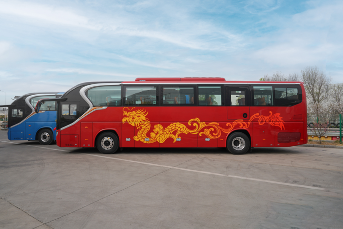 4月8日，福田歐輝&北京龍水鳳港交車儀式在北京市隆重舉行。福田歐輝向北京龍水鳳港生態(tài)農(nóng)場交付“陸地頭等艙”BJ6122城間客車，用于企業(yè)環(huán)游中國旅居服務(wù)，形成“移動的旅居康養(yǎng)中心”，滿足中老年人都有自駕環(huán)游中國的夢想。此次合作不僅提升了龍水鳳港環(huán)游用車體驗，更為京津冀地區(qū)生態(tài)休閑產(chǎn)業(yè)樹立標(biāo)桿。