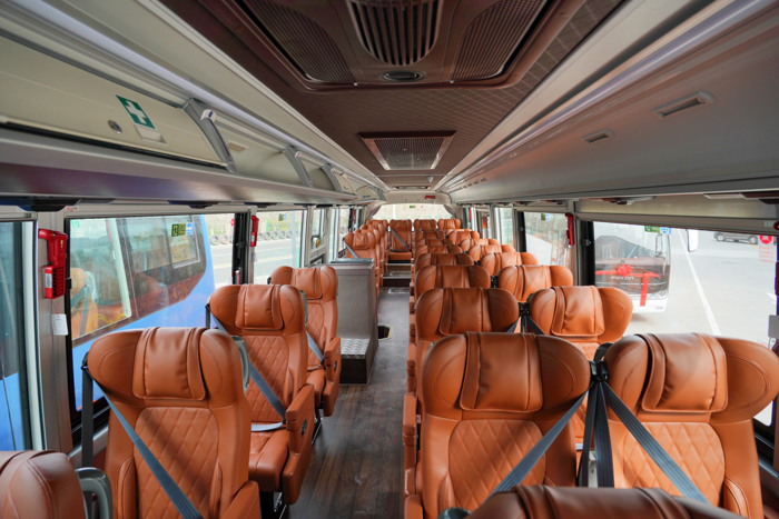 4月8日，福田歐輝&北京龍水鳳港交車儀式在北京市隆重舉行。福田歐輝向北京龍水鳳港生態(tài)農(nóng)場交付“陸地頭等艙”BJ6122城間客車，用于企業(yè)環(huán)游中國旅居服務(wù)，形成“移動的旅居康養(yǎng)中心”，滿足中老年人都有自駕環(huán)游中國的夢想。此次合作不僅提升了龍水鳳港環(huán)游用車體驗，更為京津冀地區(qū)生態(tài)休閑產(chǎn)業(yè)樹立標(biāo)桿。