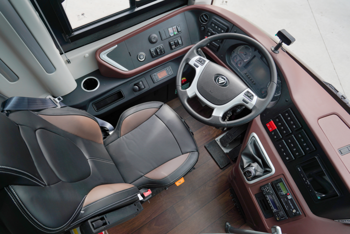 4月8日，福田歐輝&北京龍水鳳港交車儀式在北京市隆重舉行。福田歐輝向北京龍水鳳港生態(tài)農(nóng)場交付“陸地頭等艙”BJ6122城間客車，用于企業(yè)環(huán)游中國旅居服務(wù)，形成“移動的旅居康養(yǎng)中心”，滿足中老年人都有自駕環(huán)游中國的夢想。此次合作不僅提升了龍水鳳港環(huán)游用車體驗，更為京津冀地區(qū)生態(tài)休閑產(chǎn)業(yè)樹立標(biāo)桿。