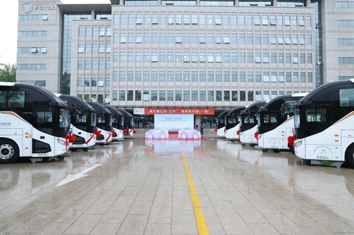 福田歐輝30輛BJ6112高品質(zhì)客車批量交付新疆海月國際.jpg