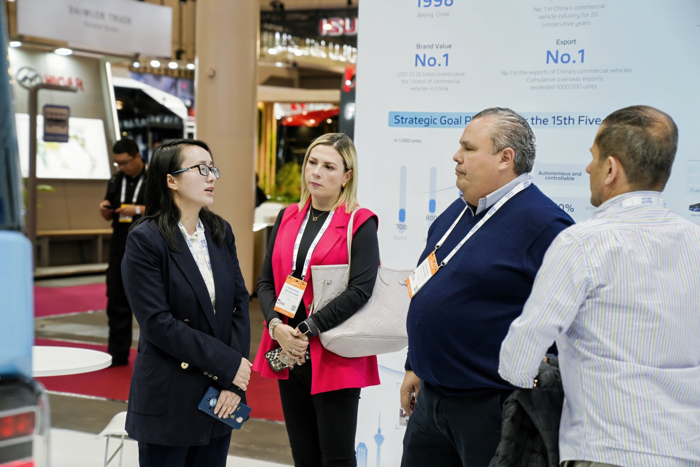 福田歐輝微循環(huán)公交、純電動底盤亮相德國漢堡 賦能全球智慧交通發(fā)展4.png