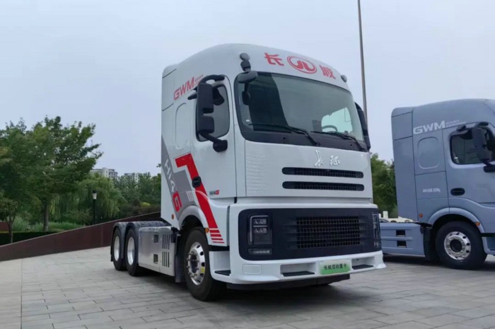 【第一商用車(chē)網(wǎng) 原創(chuàng)】2025年7月份，氫燃料電池重卡同比下降64%，混合動(dòng)力重卡同比增長(zhǎng)139%，氫能重卡遭遇“4連降”，混動(dòng)重卡則收獲年內(nèi)“7連增”。