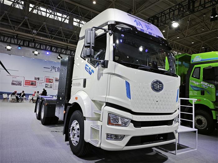 解放J6L 電驅(qū)橋純電牽引車.jpg