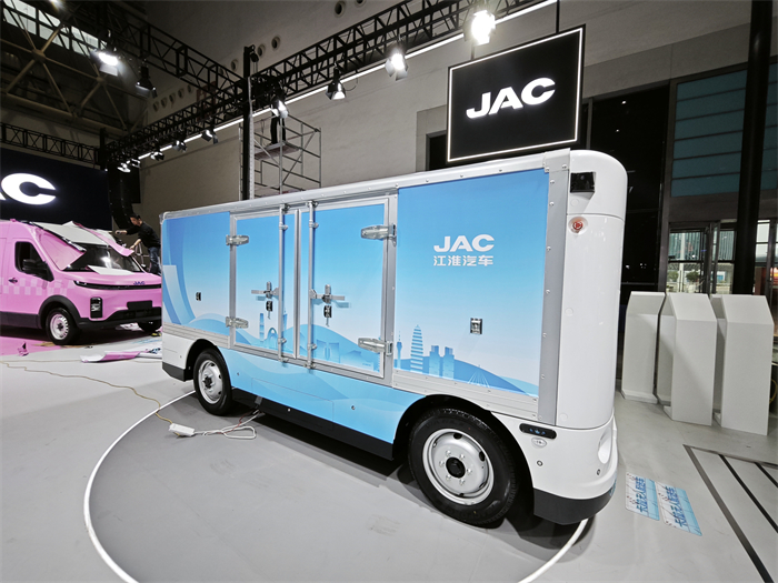 江淮推出的卡拉無(wú)人配送車.jpg