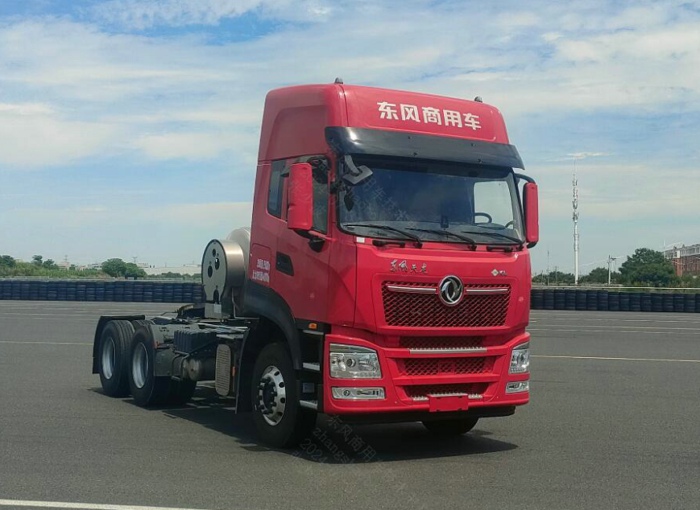 東風(fēng)天龍KL牽引車，搭載東風(fēng)龍擎燃氣發(fā)動機，520馬力.jpg